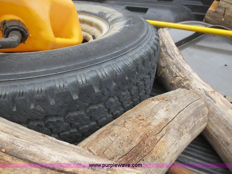 image for item F6915 2003 Ford F250 Super Duty Crew Cab pickup truck