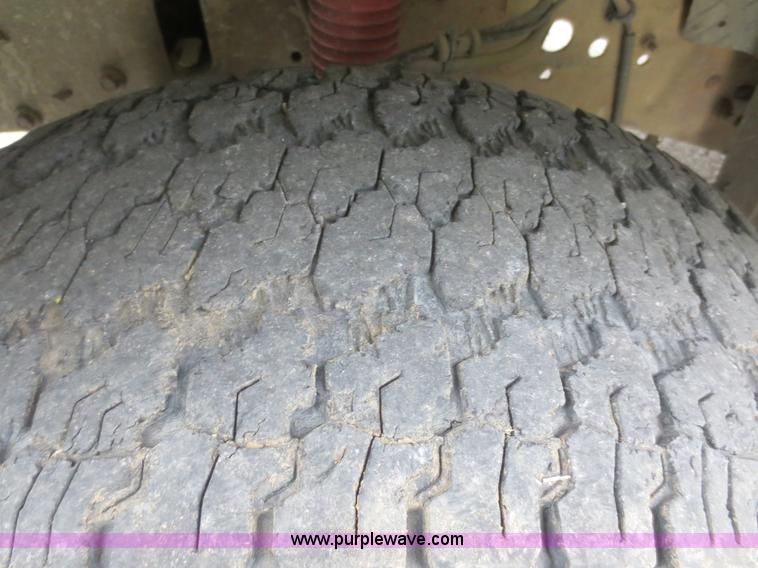 image for item F6915 2003 Ford F250 Super Duty Crew Cab pickup truck