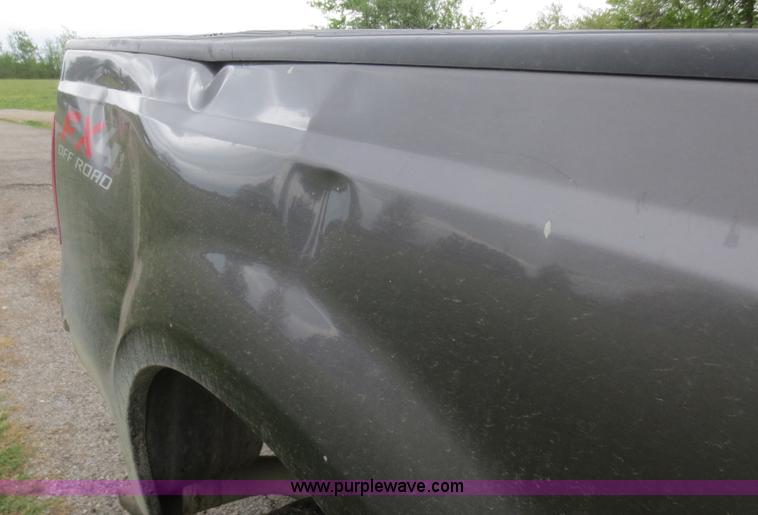 image for item F6915 2003 Ford F250 Super Duty Crew Cab pickup truck