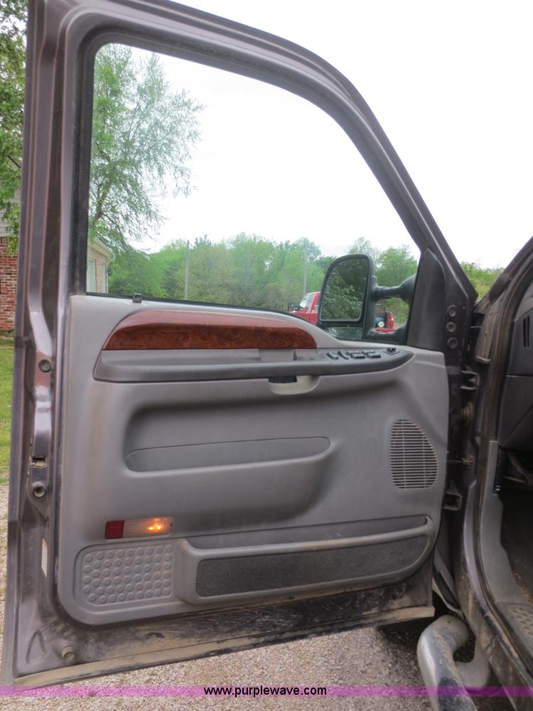 image for item F6915 2003 Ford F250 Super Duty Crew Cab pickup truck