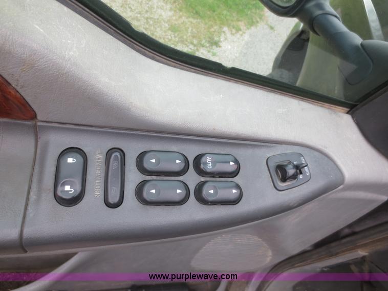 image for item F6915 2003 Ford F250 Super Duty Crew Cab pickup truck