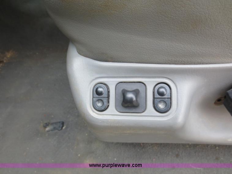 image for item F6915 2003 Ford F250 Super Duty Crew Cab pickup truck