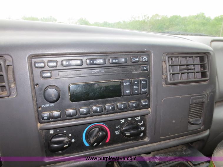 image for item F6915 2003 Ford F250 Super Duty Crew Cab pickup truck