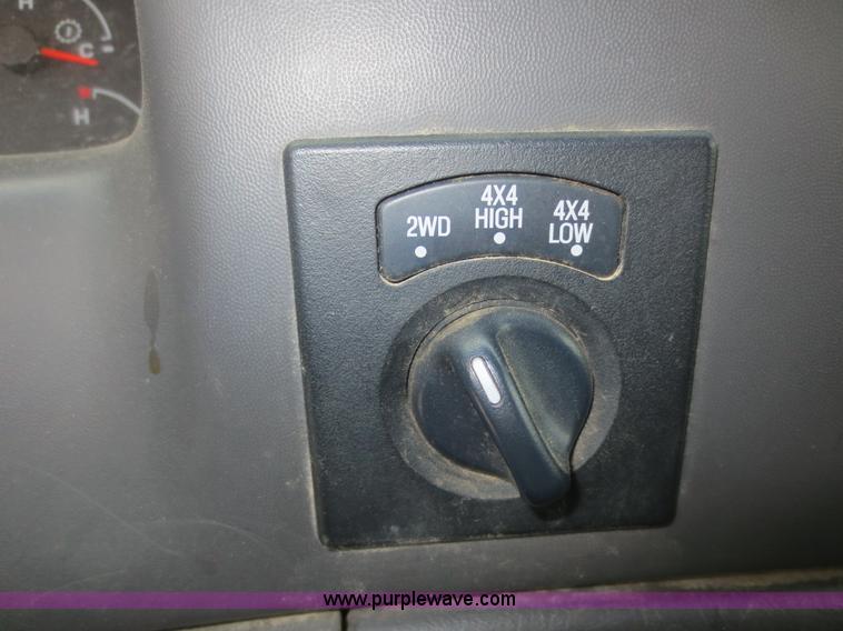 image for item F6915 2003 Ford F250 Super Duty Crew Cab pickup truck