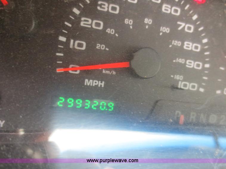 image for item F6915 2003 Ford F250 Super Duty Crew Cab pickup truck