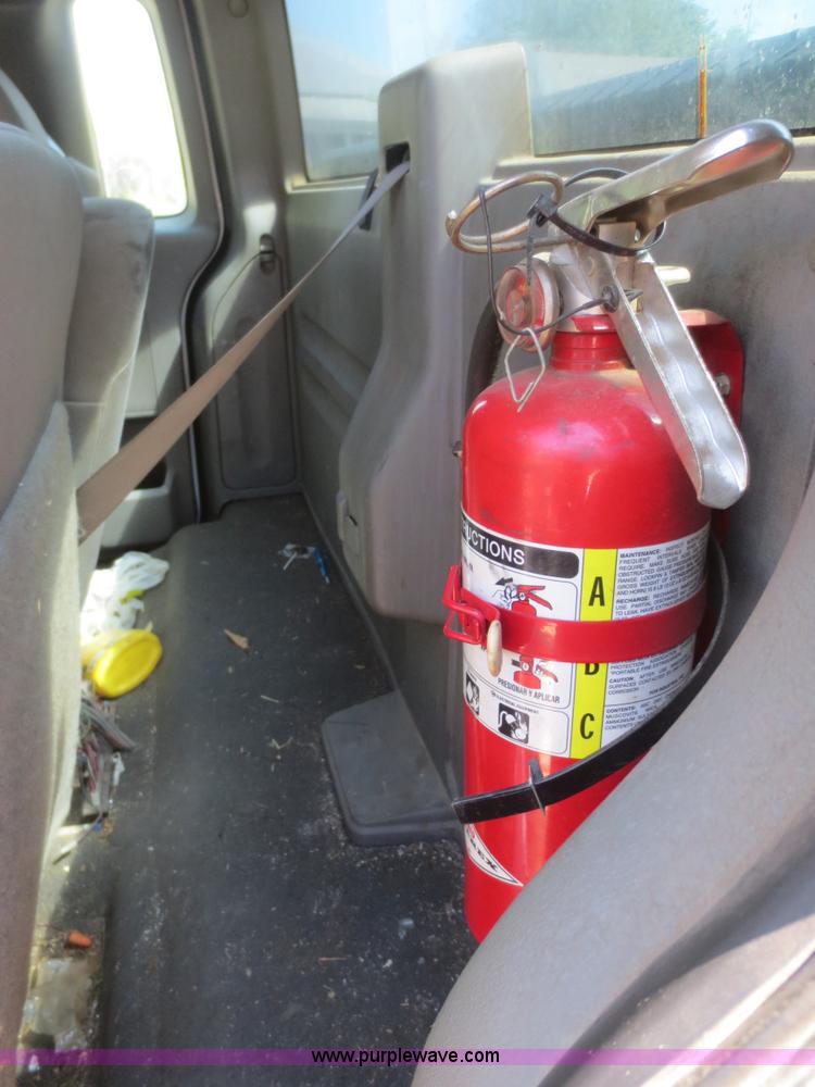 image for item F6976 2006 Ford F150 XL pickup truck