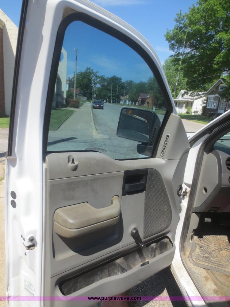 image for item F6976 2006 Ford F150 XL pickup truck