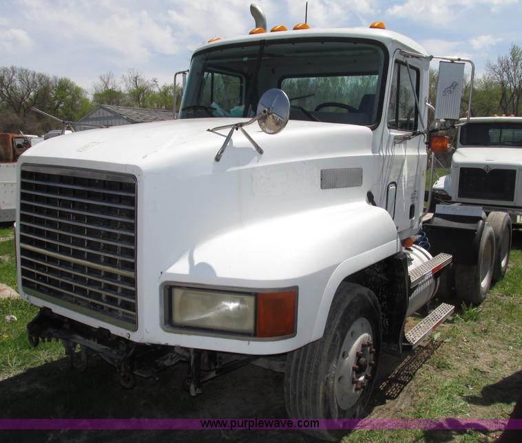 image for item F7368 2001 Mack CH613 MaxiCruise semi truck