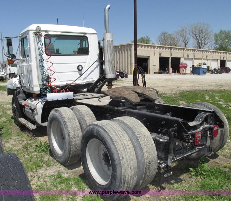 image for item F7368 2001 Mack CH613 MaxiCruise semi truck