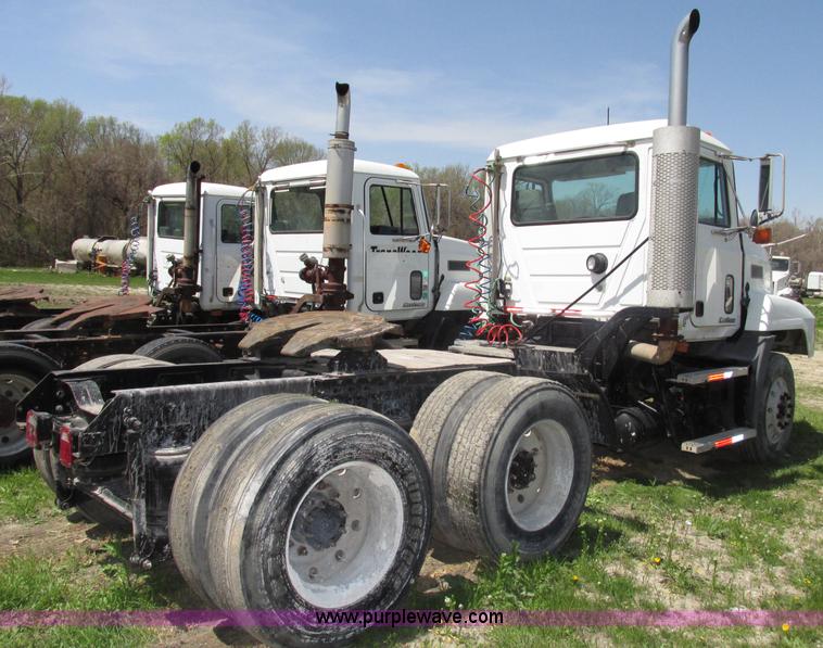 image for item F7368 2001 Mack CH613 MaxiCruise semi truck