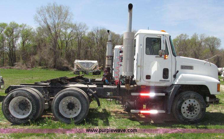 image for item F7368 2001 Mack CH613 MaxiCruise semi truck