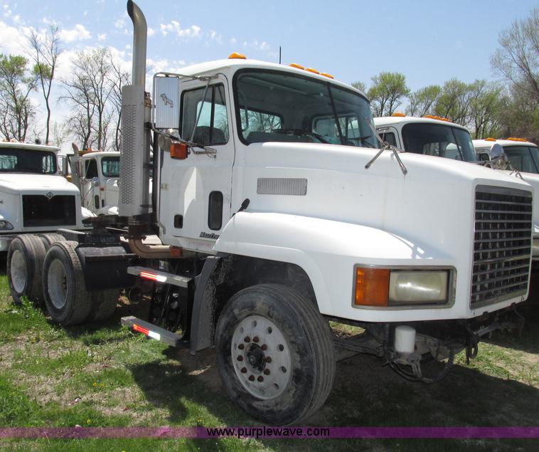 image for item F7368 2001 Mack CH613 MaxiCruise semi truck