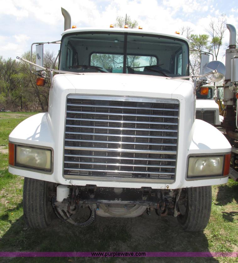 image for item F7368 2001 Mack CH613 MaxiCruise semi truck