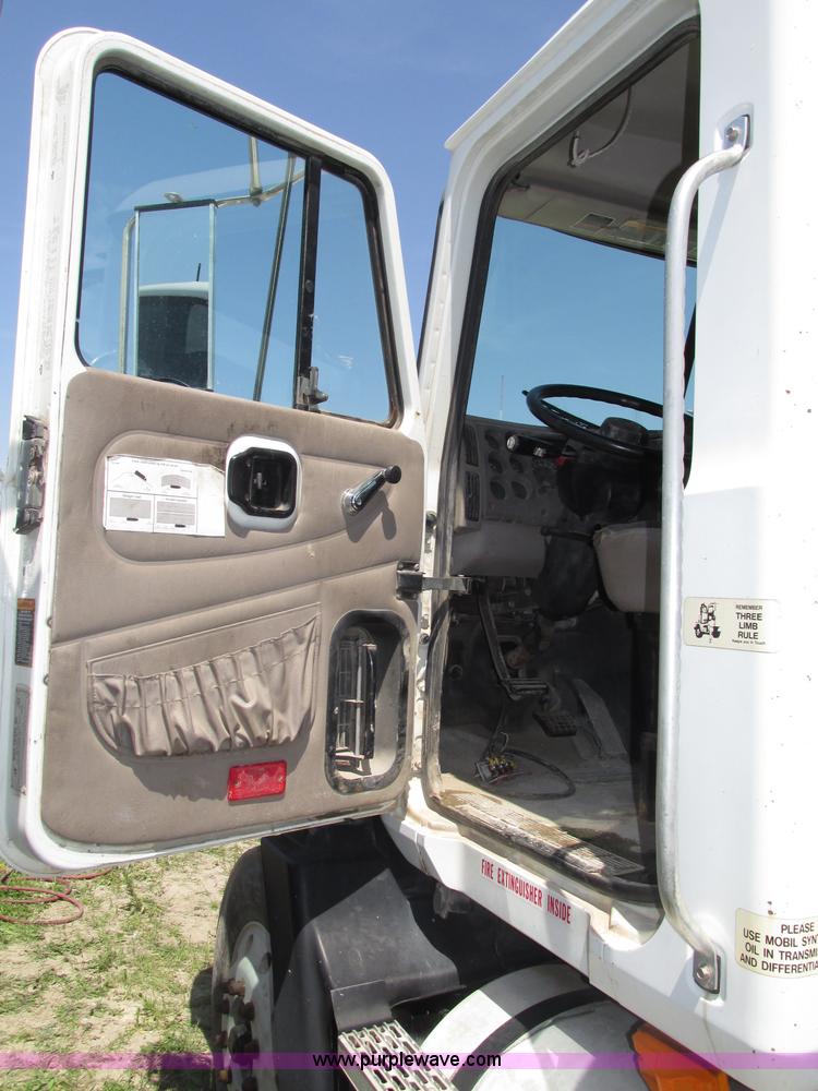 image for item F7368 2001 Mack CH613 MaxiCruise semi truck