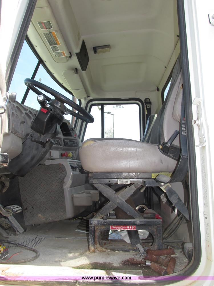 image for item F7368 2001 Mack CH613 MaxiCruise semi truck