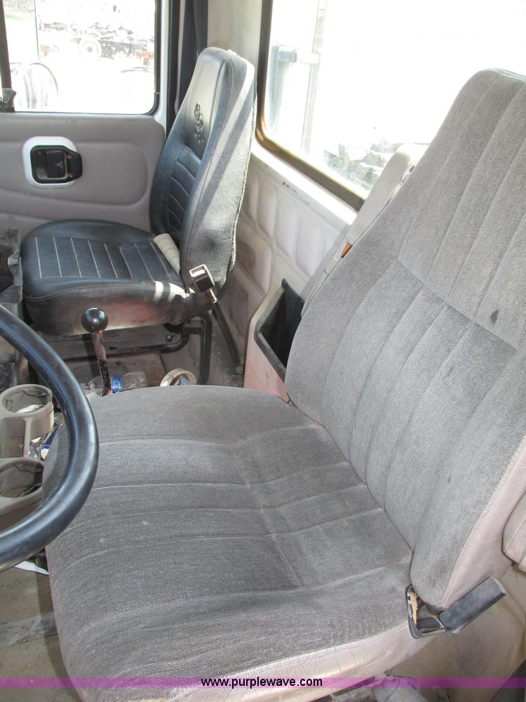 image for item F7368 2001 Mack CH613 MaxiCruise semi truck