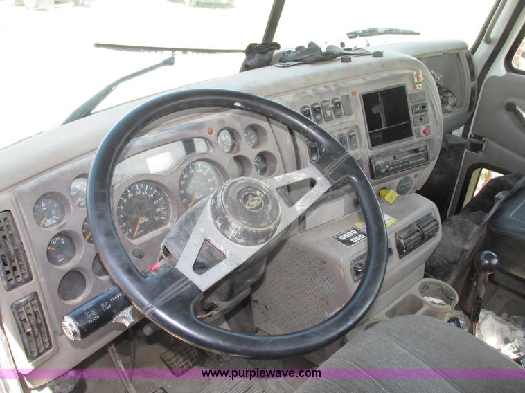 image for item F7368 2001 Mack CH613 MaxiCruise semi truck