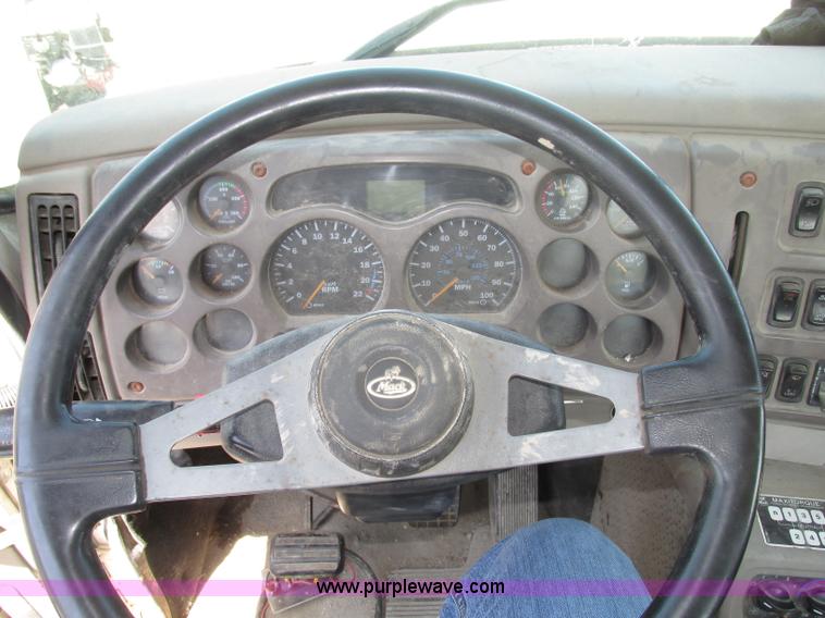 image for item F7368 2001 Mack CH613 MaxiCruise semi truck