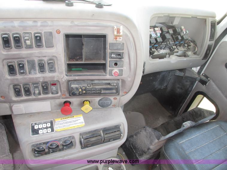 image for item F7368 2001 Mack CH613 MaxiCruise semi truck