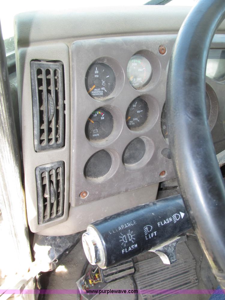 image for item F7368 2001 Mack CH613 MaxiCruise semi truck