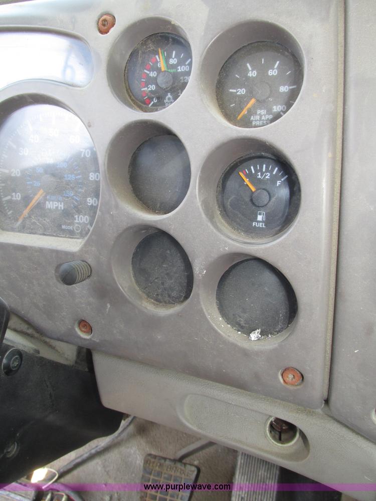 image for item F7368 2001 Mack CH613 MaxiCruise semi truck