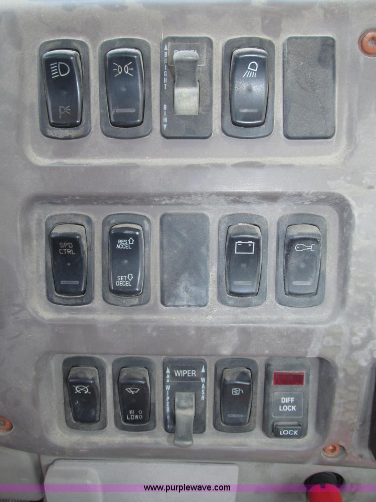 image for item F7368 2001 Mack CH613 MaxiCruise semi truck