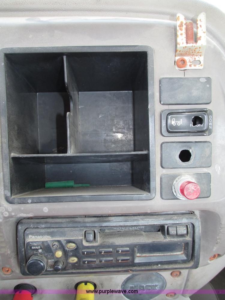 image for item F7368 2001 Mack CH613 MaxiCruise semi truck