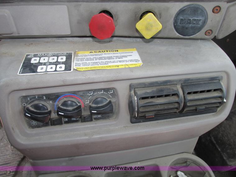 image for item F7368 2001 Mack CH613 MaxiCruise semi truck