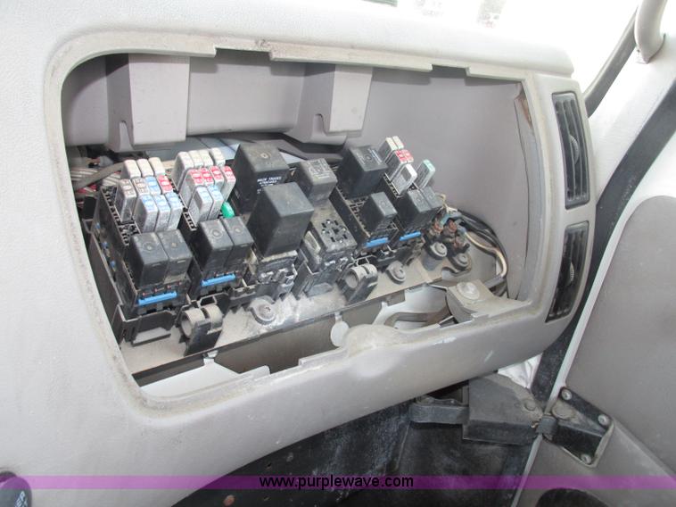 image for item F7368 2001 Mack CH613 MaxiCruise semi truck