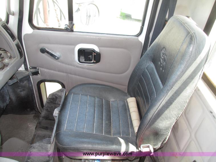 image for item F7368 2001 Mack CH613 MaxiCruise semi truck