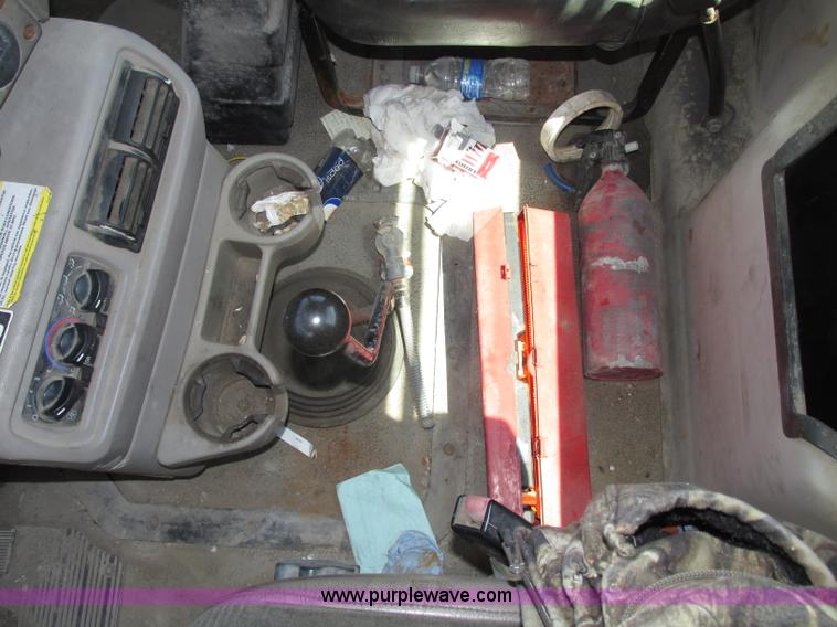 image for item F7368 2001 Mack CH613 MaxiCruise semi truck