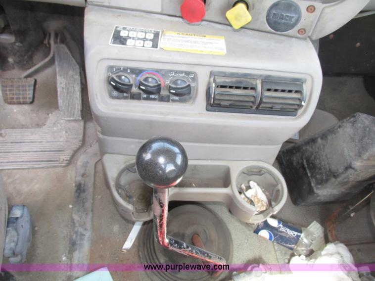 image for item F7368 2001 Mack CH613 MaxiCruise semi truck