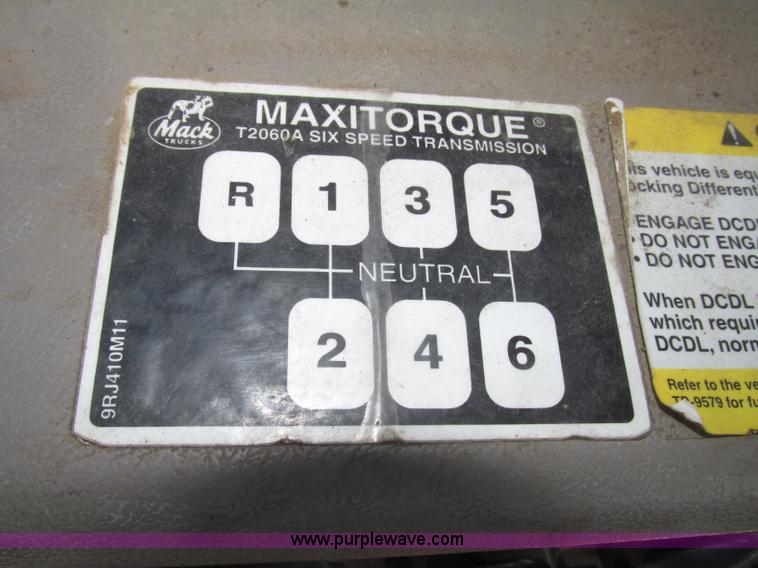 image for item F7368 2001 Mack CH613 MaxiCruise semi truck