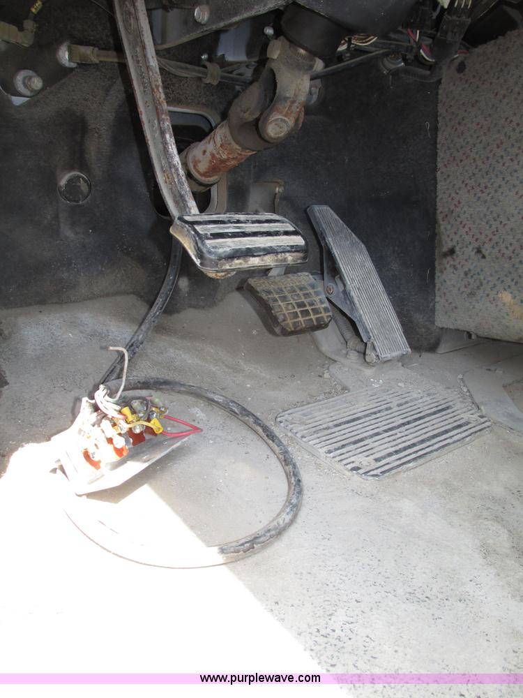 image for item F7368 2001 Mack CH613 MaxiCruise semi truck