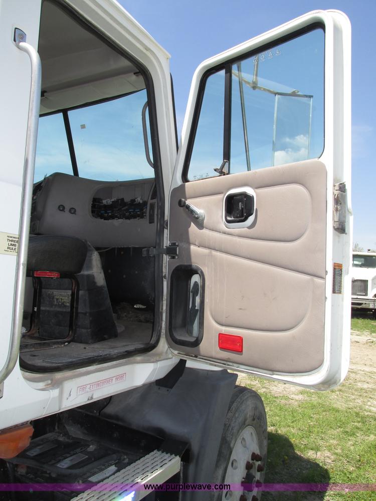 image for item F7368 2001 Mack CH613 MaxiCruise semi truck