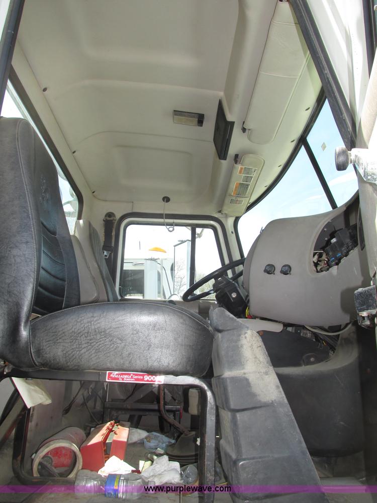 image for item F7368 2001 Mack CH613 MaxiCruise semi truck