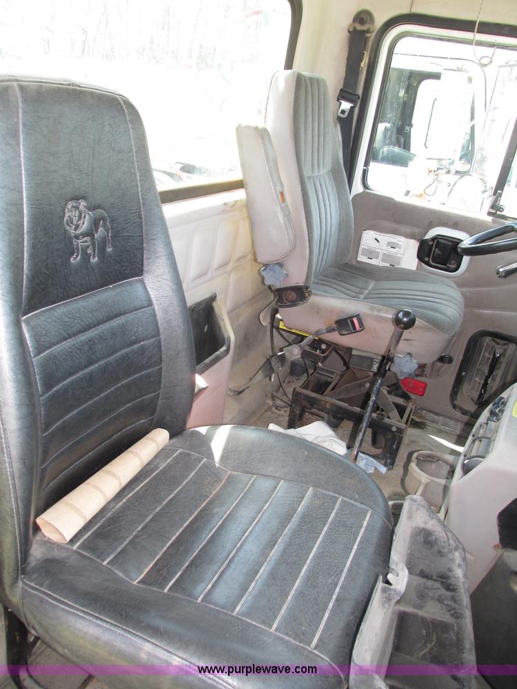 image for item F7368 2001 Mack CH613 MaxiCruise semi truck