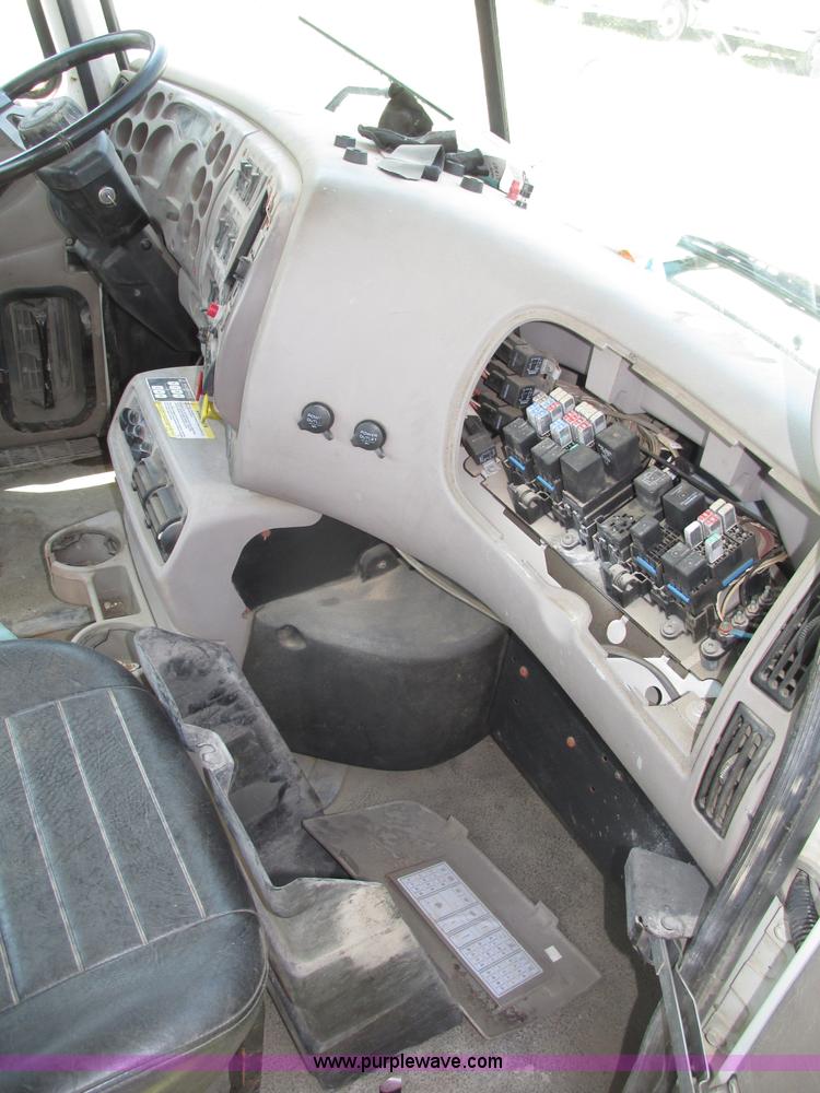 image for item F7368 2001 Mack CH613 MaxiCruise semi truck