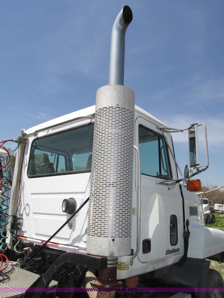 image for item F7368 2001 Mack CH613 MaxiCruise semi truck