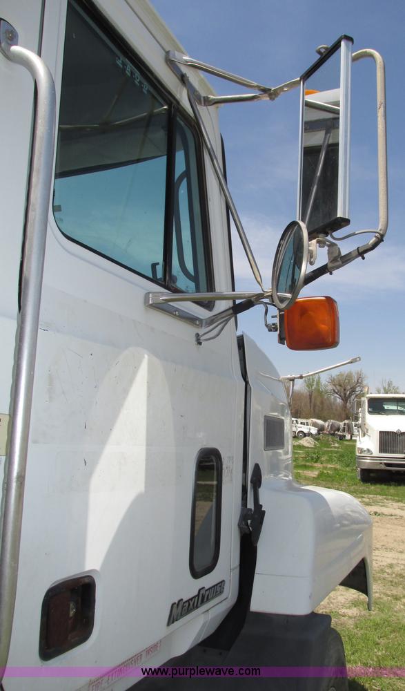 image for item F7368 2001 Mack CH613 MaxiCruise semi truck