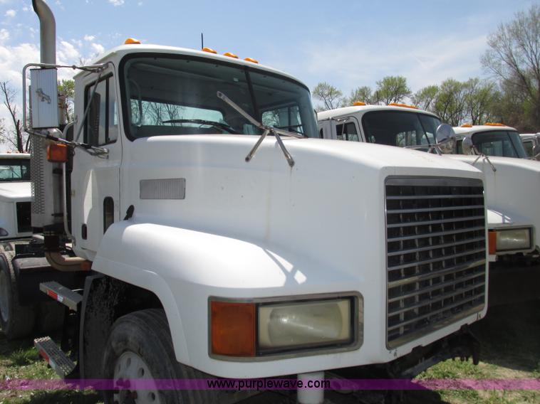 image for item F7368 2001 Mack CH613 MaxiCruise semi truck