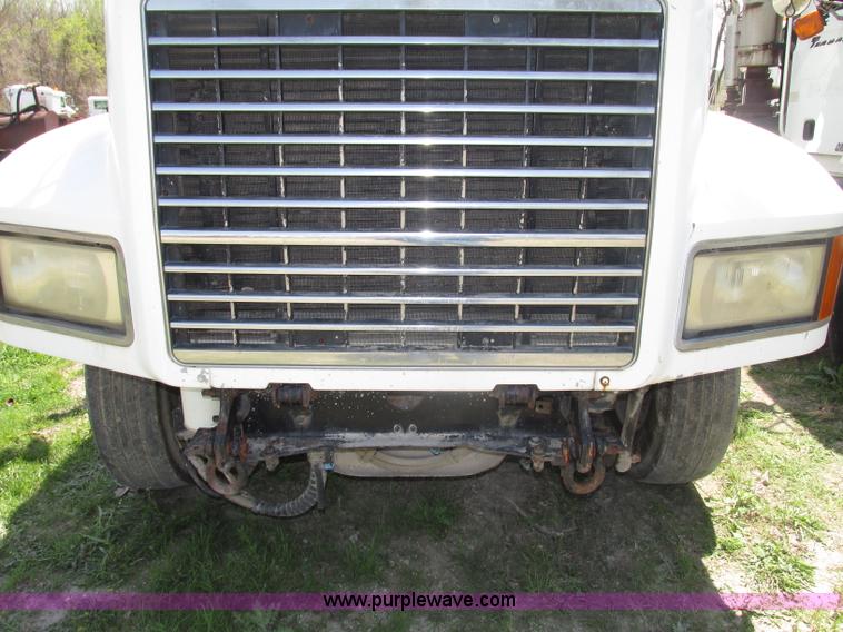 image for item F7368 2001 Mack CH613 MaxiCruise semi truck