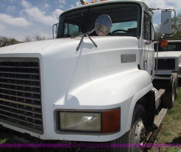 image for item F7368 2001 Mack CH613 MaxiCruise semi truck