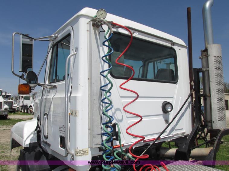 image for item F7368 2001 Mack CH613 MaxiCruise semi truck