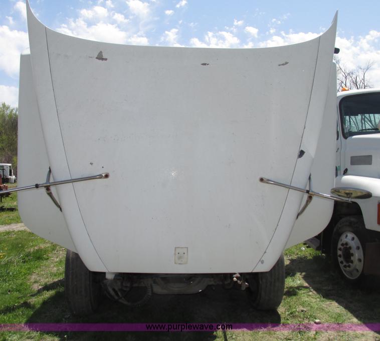 image for item F7368 2001 Mack CH613 MaxiCruise semi truck