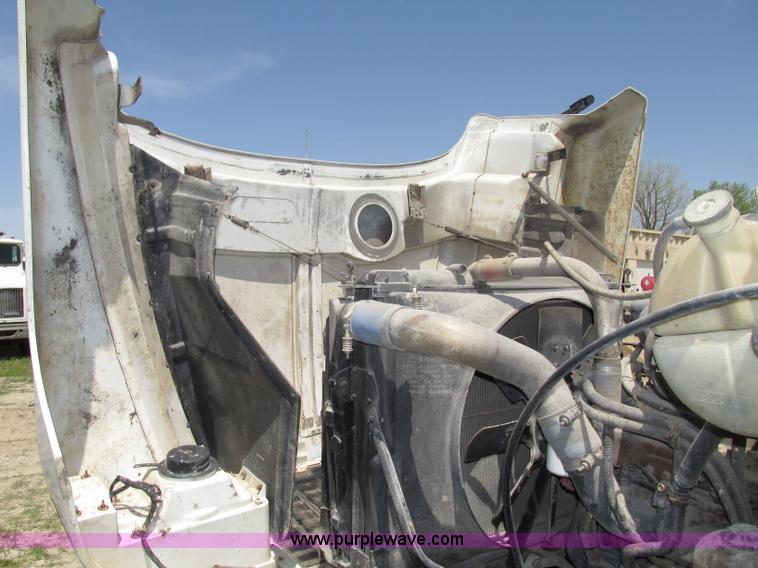 image for item F7368 2001 Mack CH613 MaxiCruise semi truck