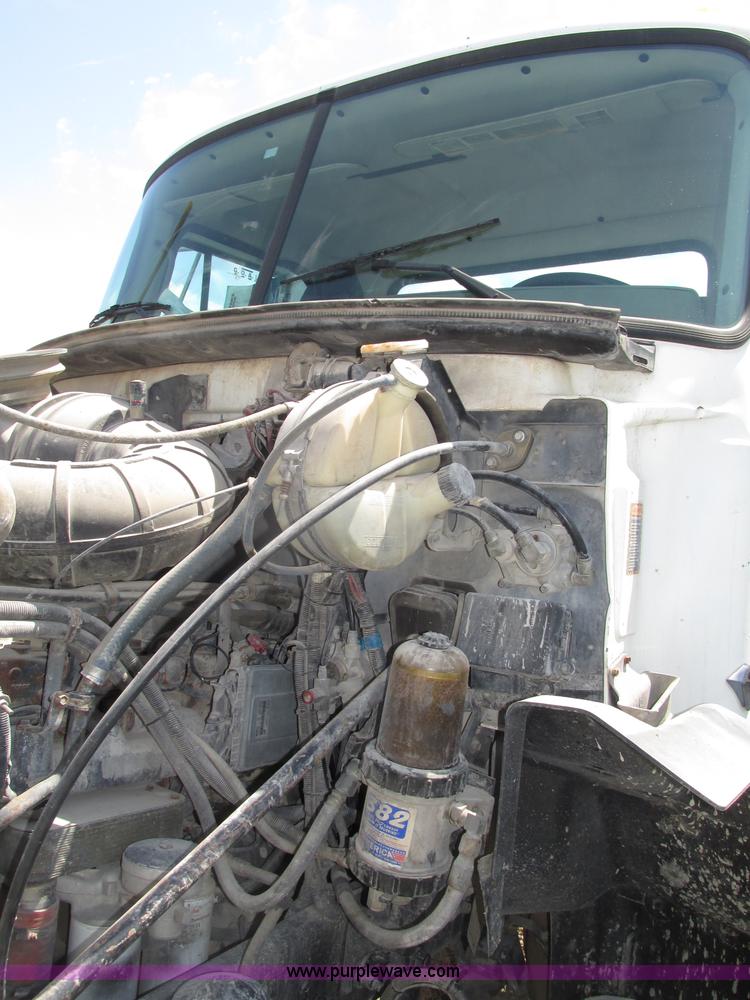 image for item F7368 2001 Mack CH613 MaxiCruise semi truck