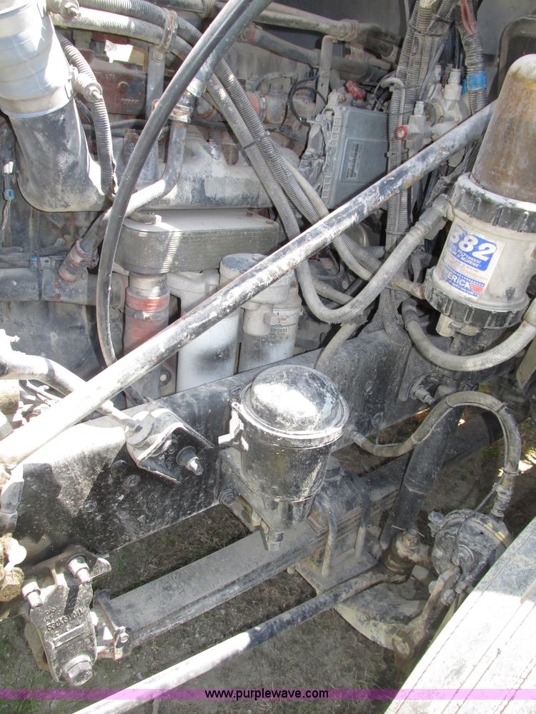 image for item F7368 2001 Mack CH613 MaxiCruise semi truck