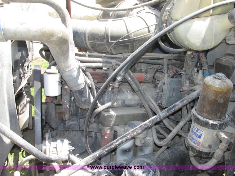 image for item F7368 2001 Mack CH613 MaxiCruise semi truck