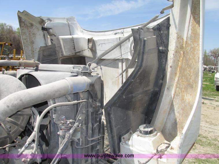 image for item F7368 2001 Mack CH613 MaxiCruise semi truck